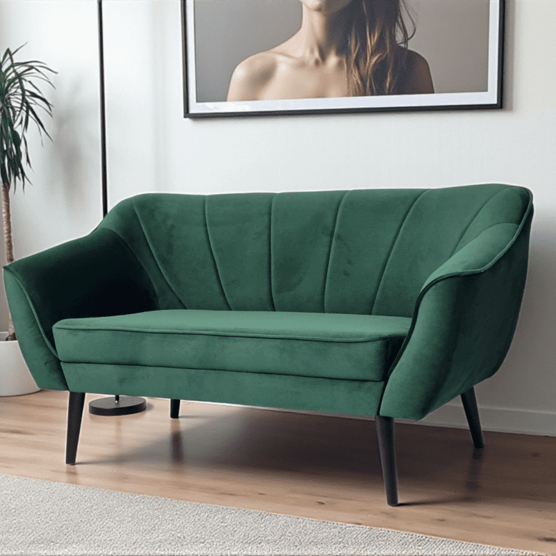 Zielona welurowa sofa dwuosobowa w jasnym salonie
