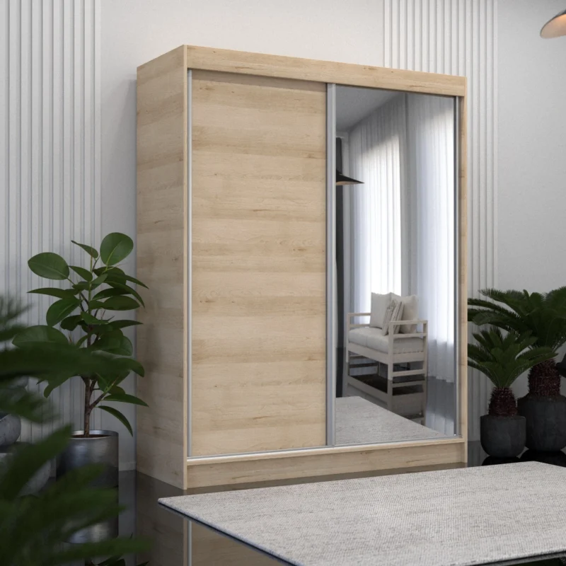 Zdjęcie przedstawia dwudrzwiową szafę przesuwną marki ABI Meble. Jeden front szafy ma teksturę jasnego dębu o naturalnym usłojeniu, a drugi to wysokie lustro, w którym odbija się fragment jasnego salonu z kanapą. Mebel stoi w nowoczesnym pomieszczeniu z białymi lamelami na ścianie, szarym dywanem i dekoracyjnymi roślinami doniczkowymi. Stylizacja podkreśla skandynawski i nowoczesny charakter mebli od ABI Meble.