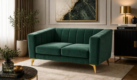 Butelkowozielona sofa welurowa w eleganckim salonie – trendy kolorystyczne we wnętrzu