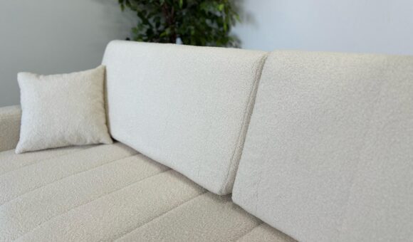 Zbliżenie na jasną tkaninę obiciową sofy